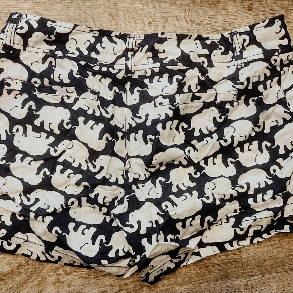 Lily Pulitzer Callahan sorts elephant